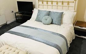 Double Bedroom In West Yorkshire, Leeds